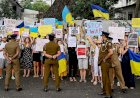 Ukrainian tourists in Sri Lanka protest in front of Russian Embassy
