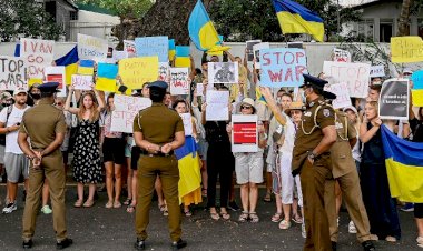 Ukrainian tourists in Sri Lanka protest in front of Russian Embassy