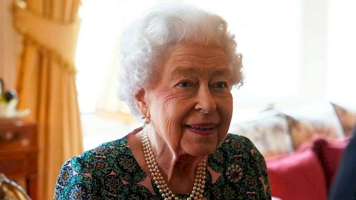Queen Elizabeth tests positive for COVID-19